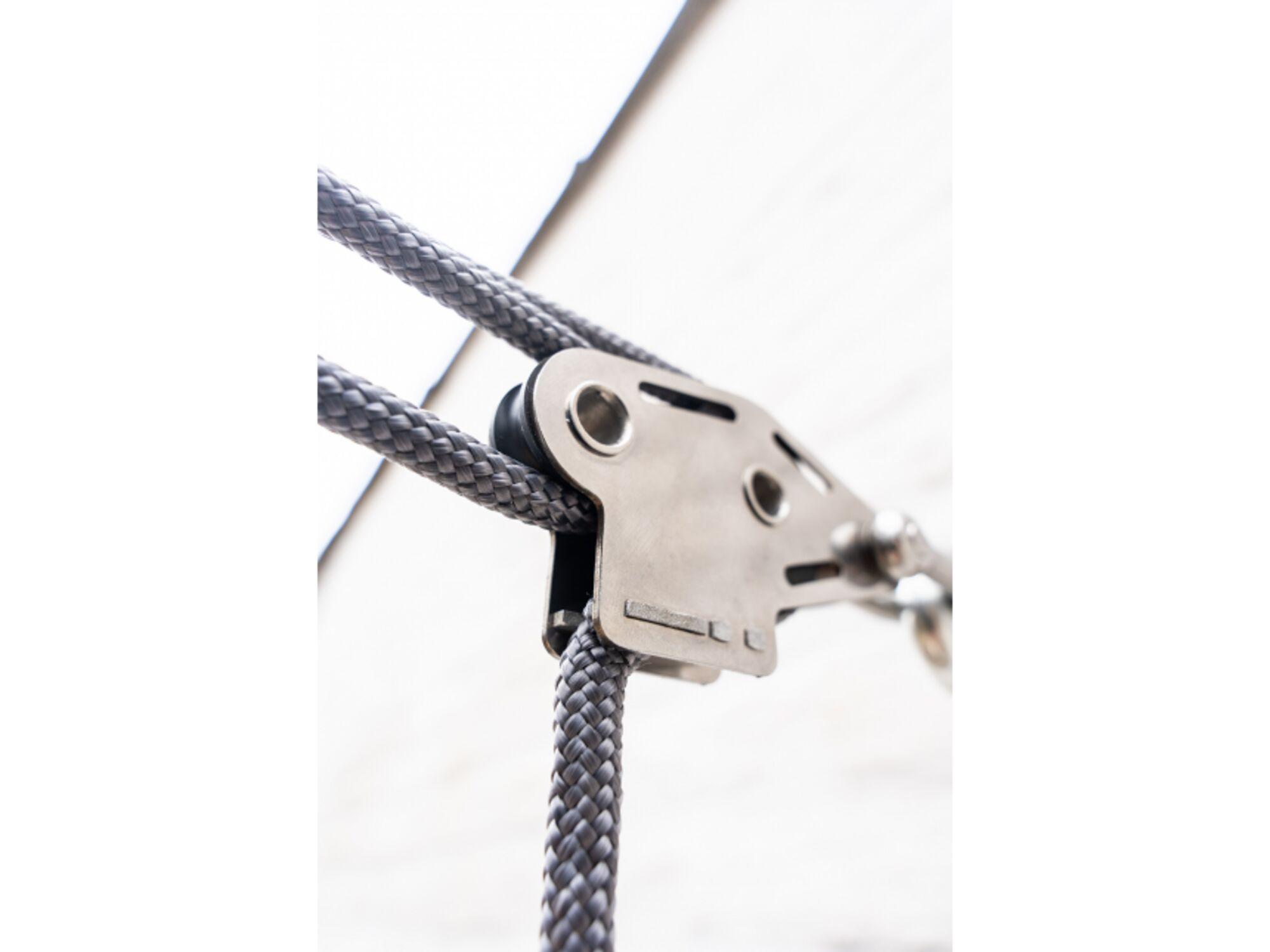 Pulley system for tensioning the shade fabric