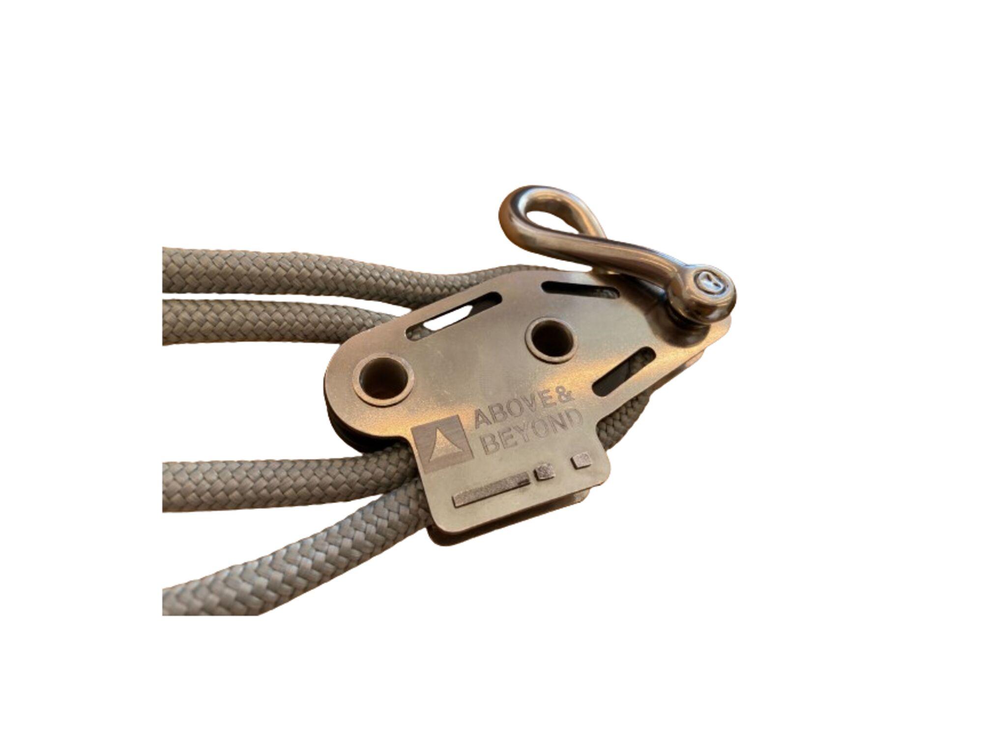 Pulley system for tensioning the shade fabric