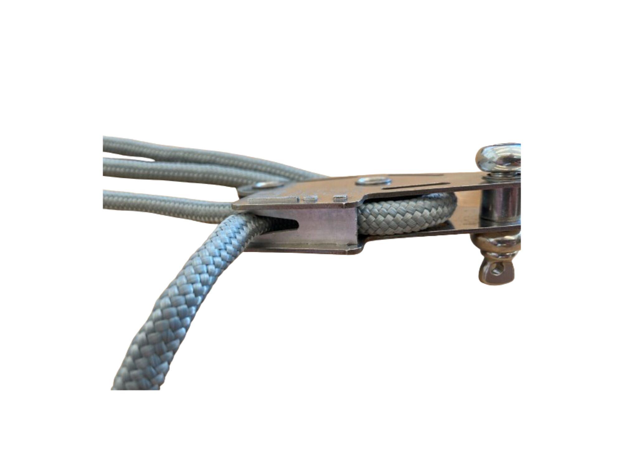 Pulley system for tensioning the shade fabric