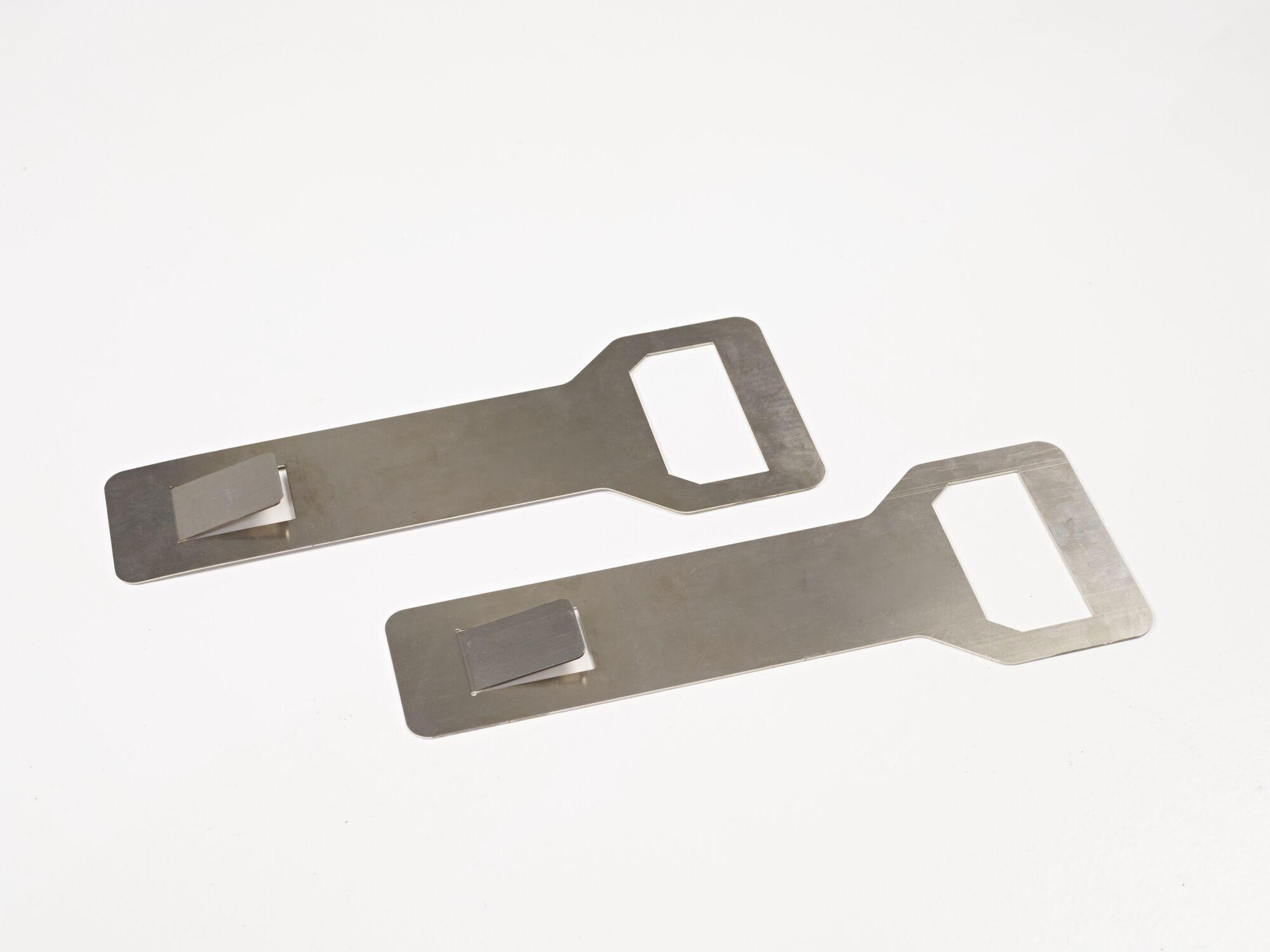 Tool (2 pieces) for removing planks from cassette floor