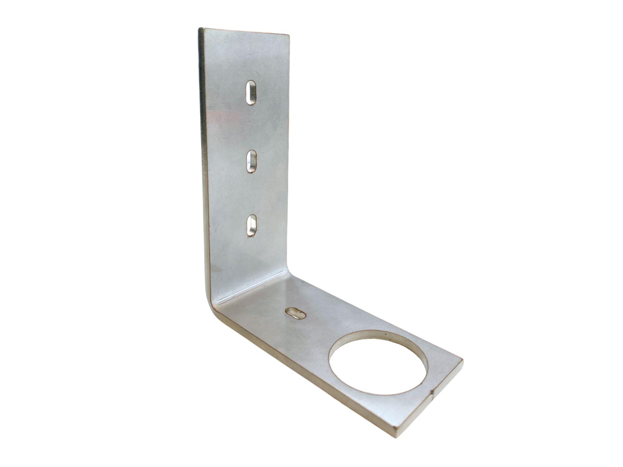 Corner anchor for solid anchoring of wooden poles